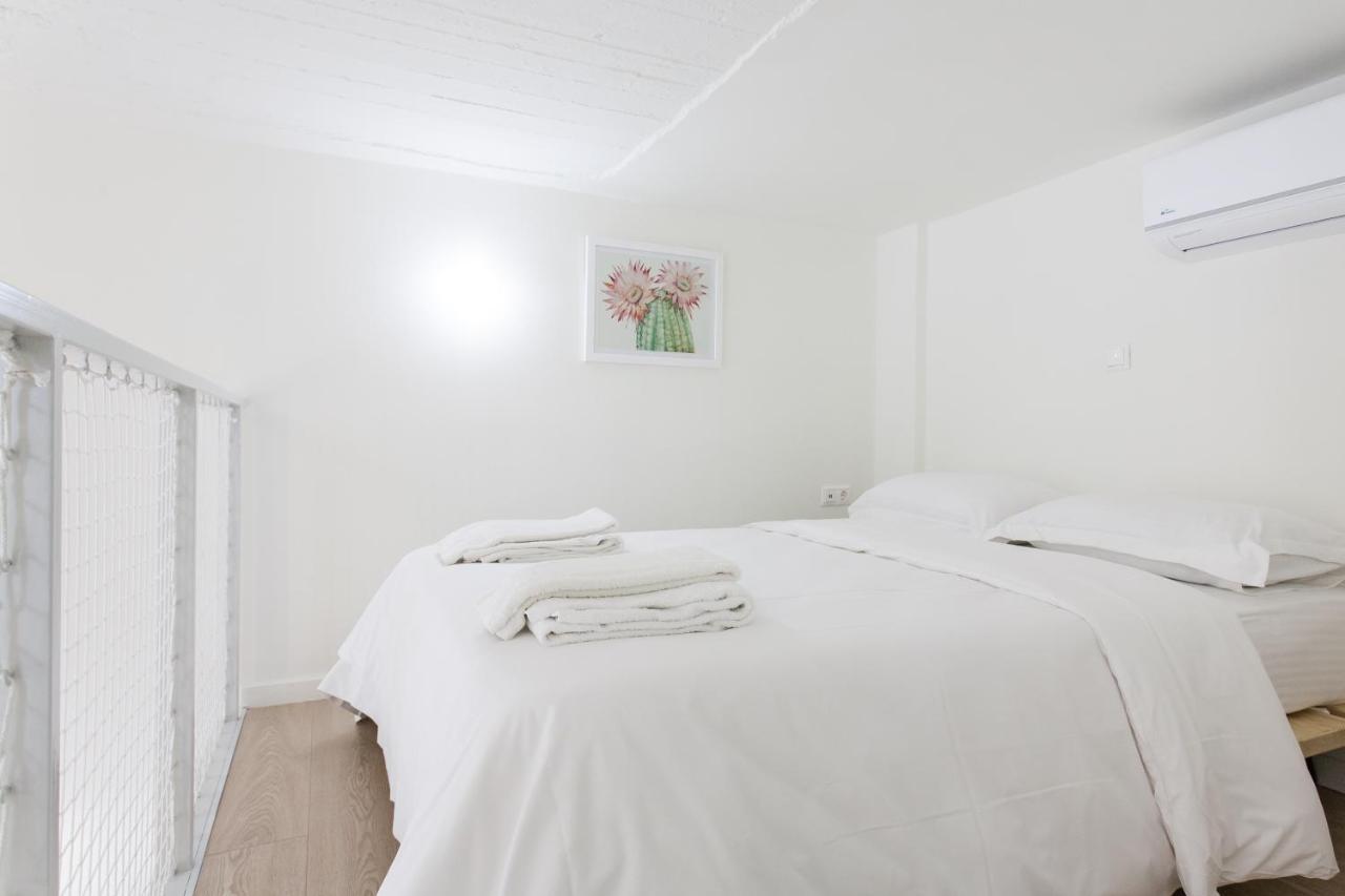 Relax In This Funky Loft Next To Metro! Афины Экстерьер фото